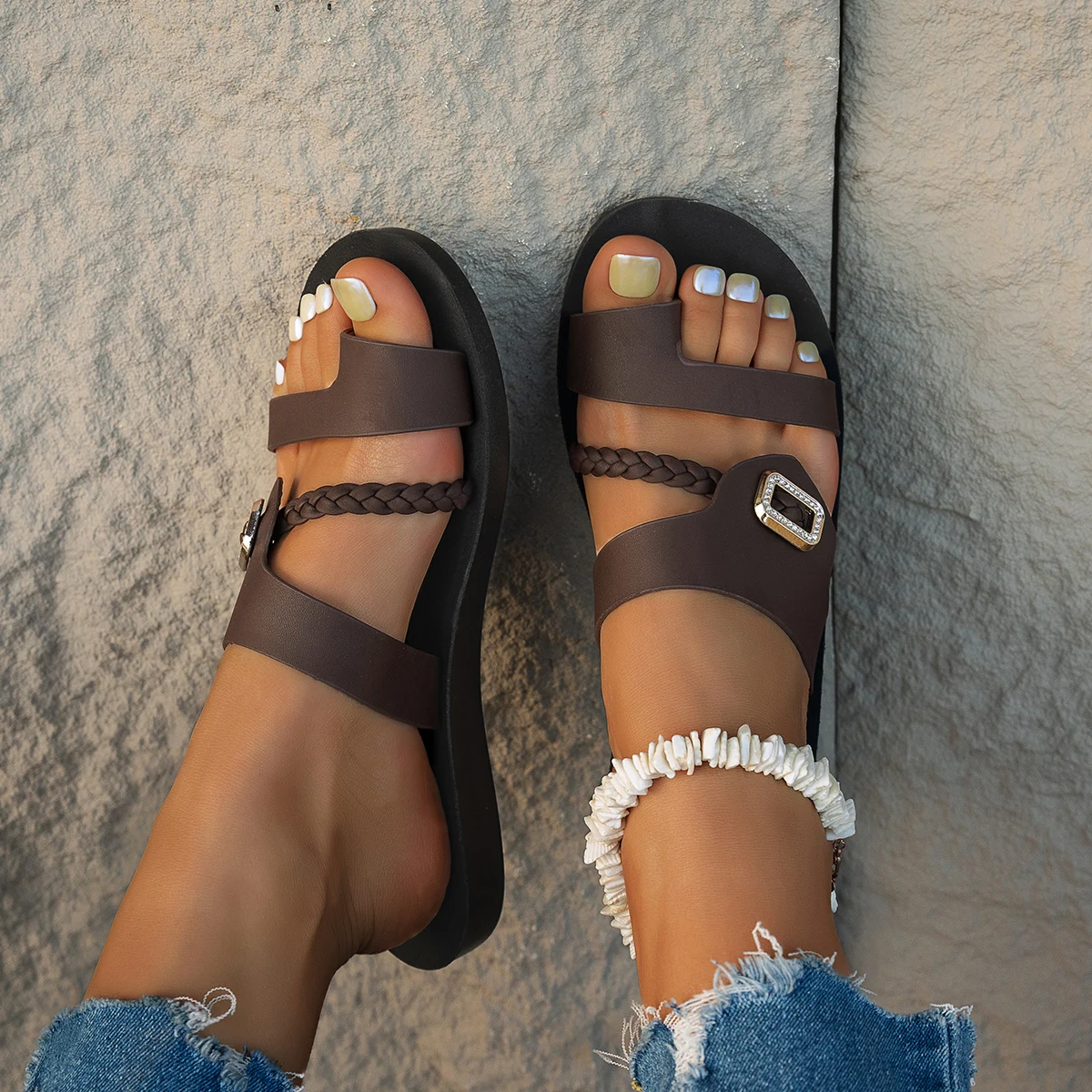 Summer Ladies Flat Sandals Fashion Diamond Buckle Elegant Woven Strap Comfortable Easy-To-Wear Thong Slippers Summer Ladies Flat Sandals Fashion Diamond Buckle Elegant Woven Strap Comfortable Easy-To-Wear Thong Slippers