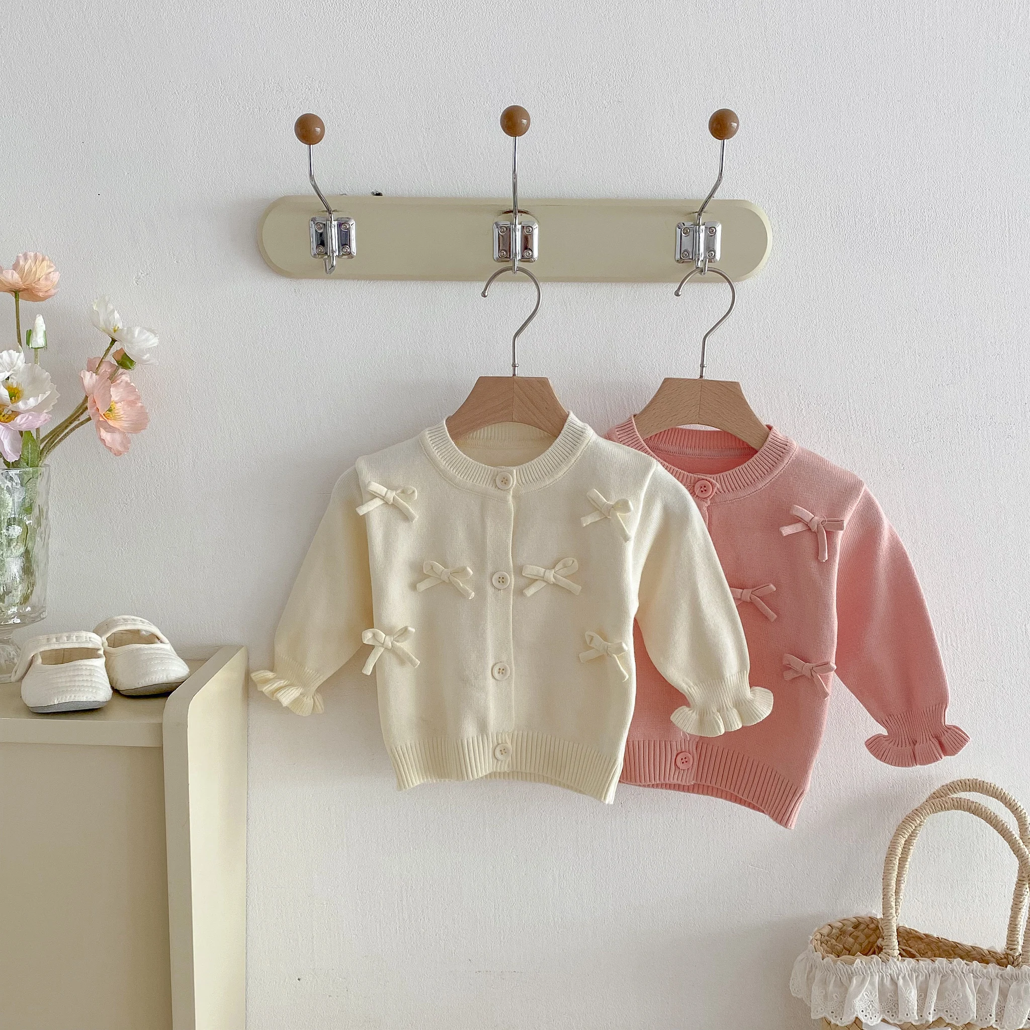 Un simpatico cardigan a maniche lunghe con fiocco per una bambina in autunno